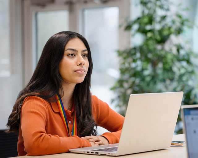 Un membro del team GSK in ascolto.